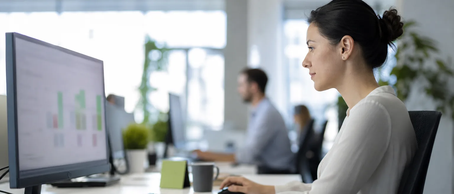 Customer experience analyst reviewing positive and negative feedback on a dashboard