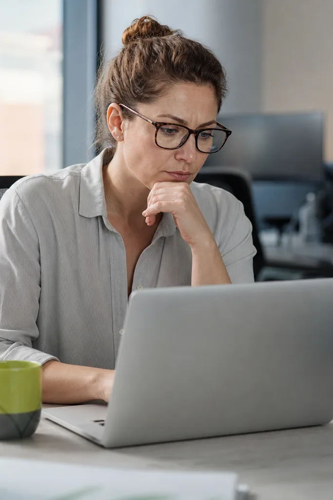 Support lead reading a long forum thread about a product on a laptop late in the day